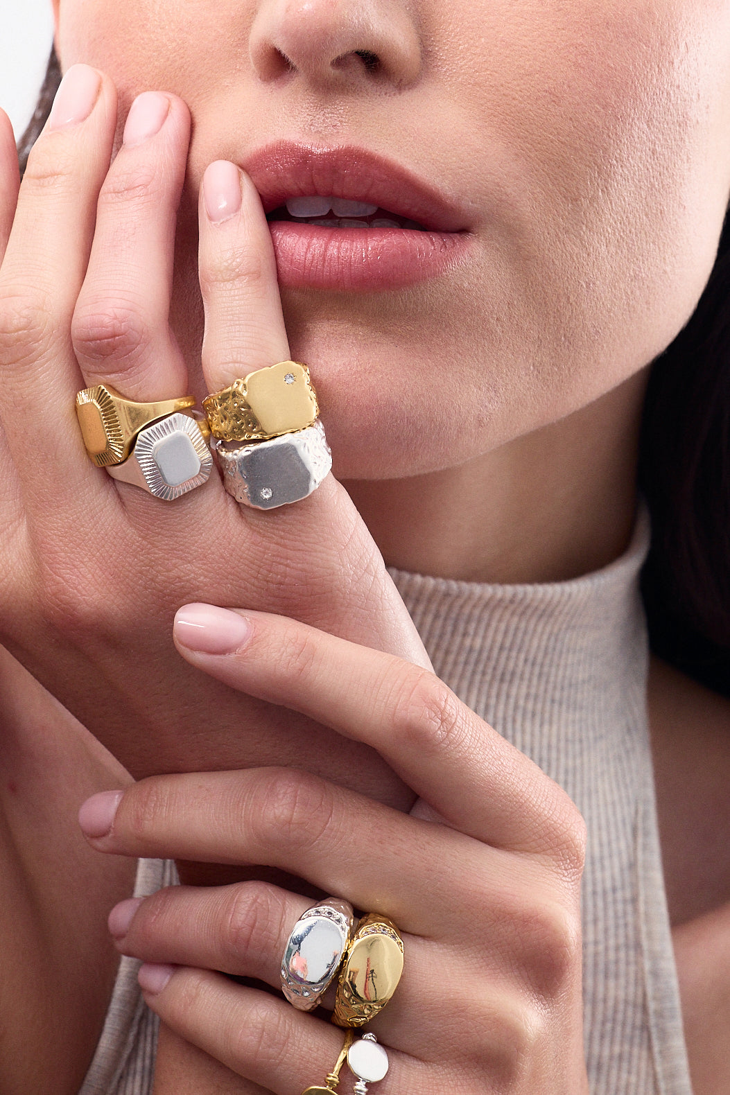 Anillo Sello Irregular Circon