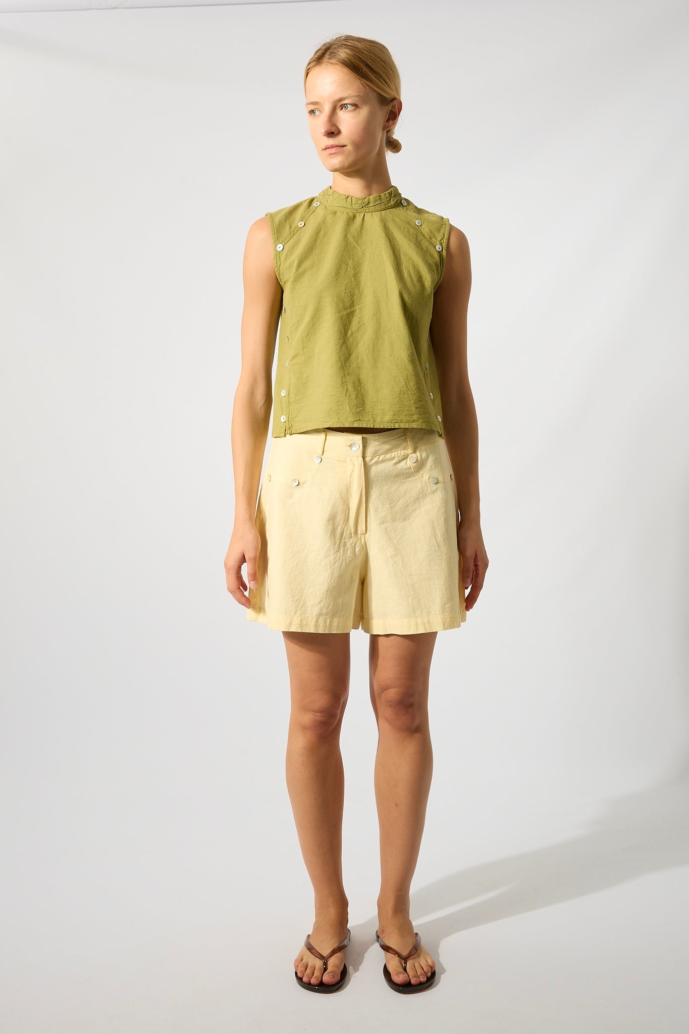 Shorts Botones Nácar Amarillo