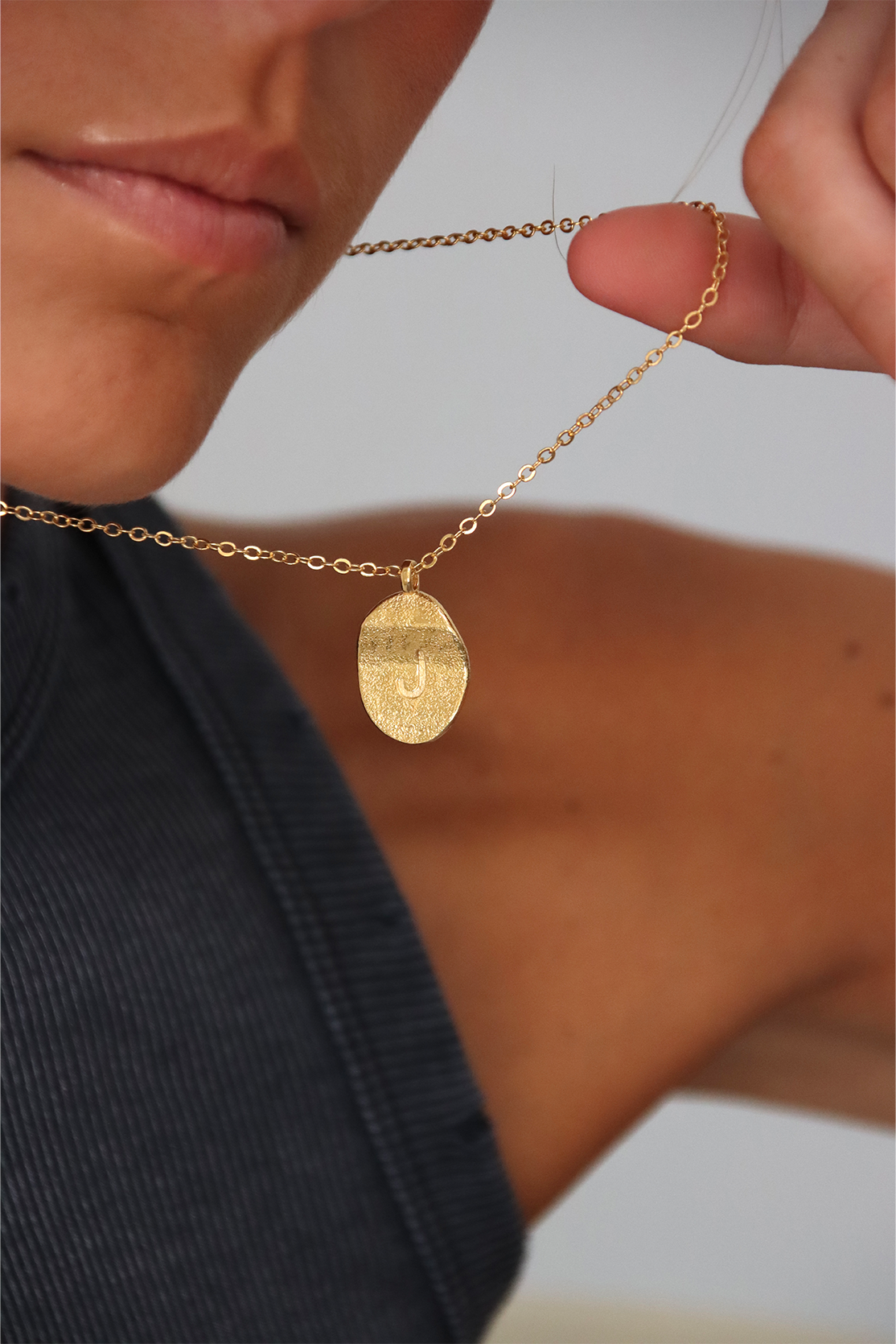 Collier J irrégulier