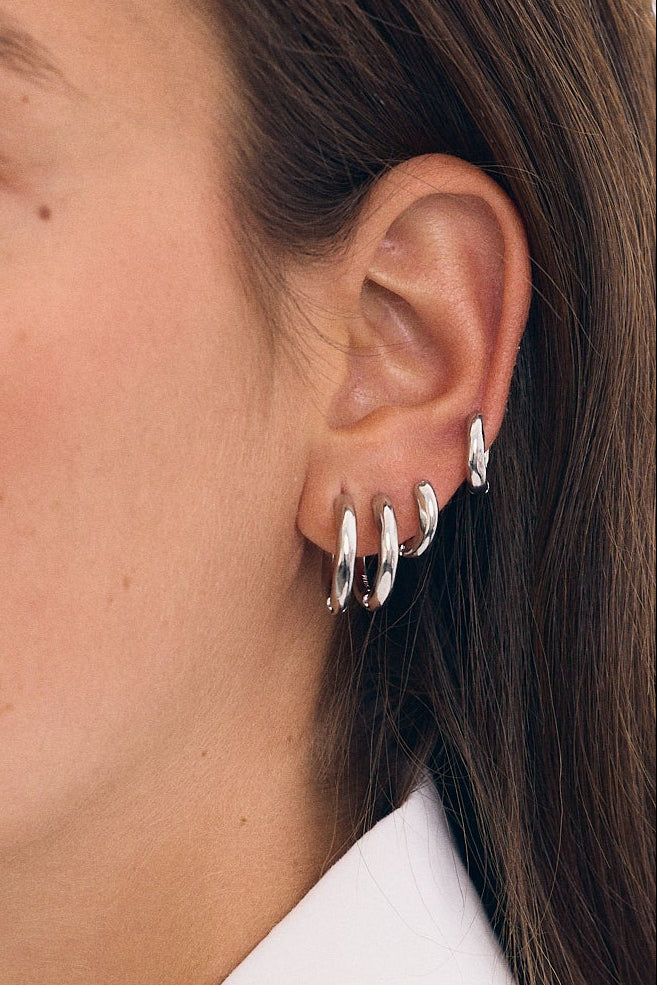 Mini boucle d'oreille irrégulière 12 mm