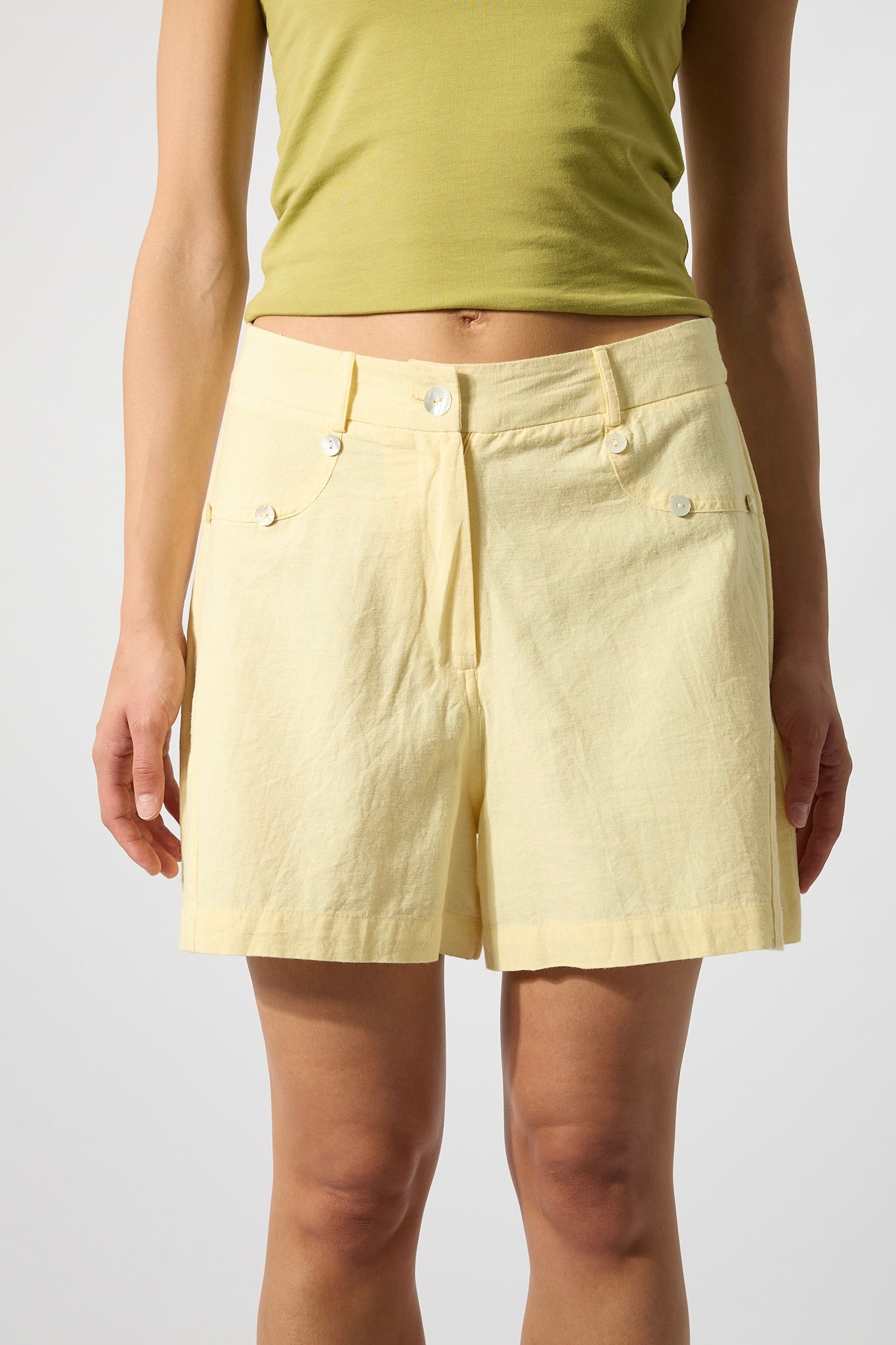 Shorts Botones Nácar Amarillo